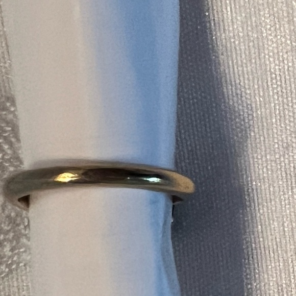 Green and Gold Ring with Elegant Design - Picture 4 of 6